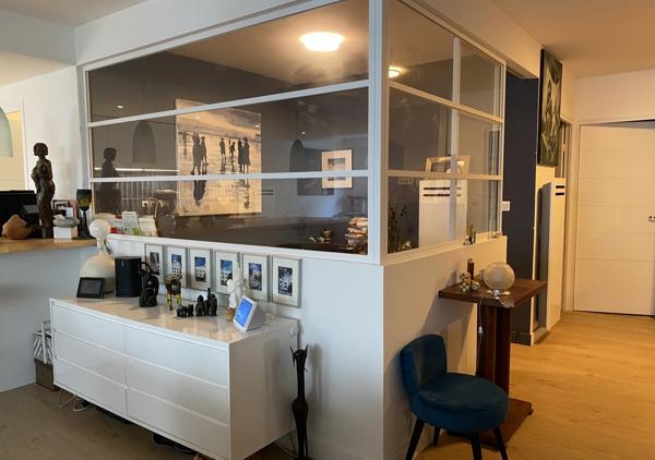 Appartement contemporain T5 traversant avec terrasse au 1er étage d'une résidence de grand standing