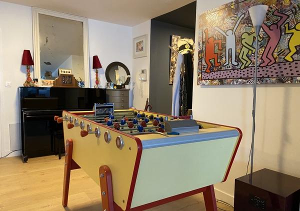 Appartement contemporain T5 traversant avec terrasse au 1er étage d'une résidence de grand standing