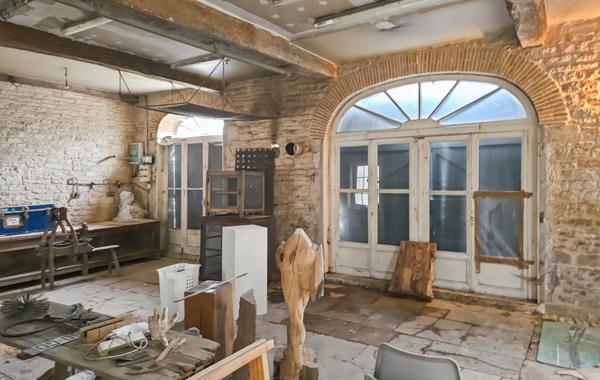 Propriété à vendre au centre du village