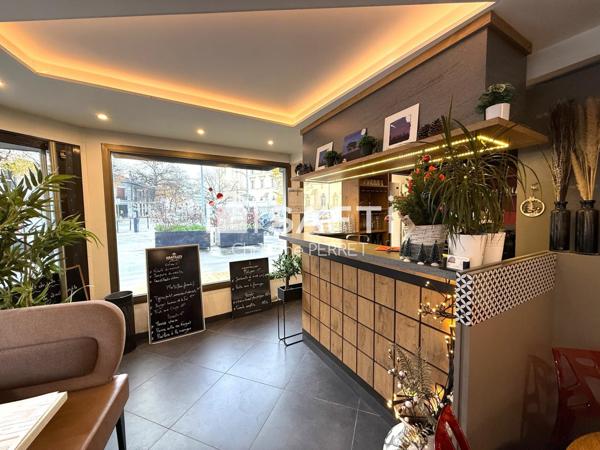 Bar restaurant Murs et fonds à côté de la Gare