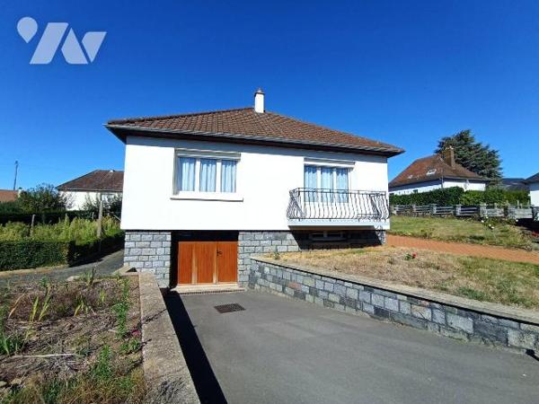 A SAINT GEORGES DES GROSEILLERS, Une maison d'habitation de trois pièces principales comprenant...