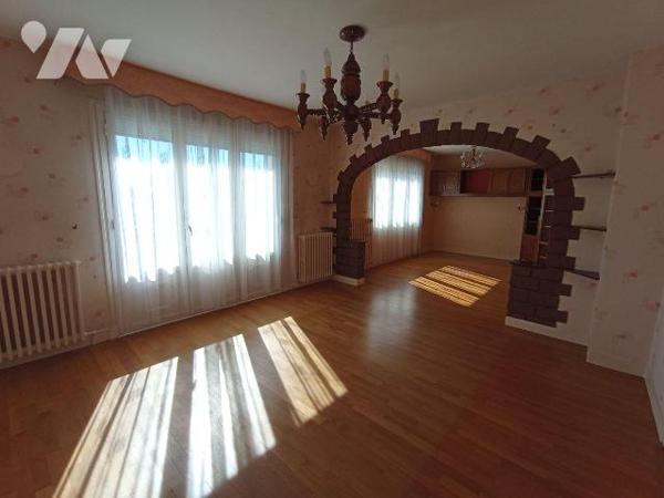 A SAINT GEORGES DES GROSEILLERS, Une maison d'habitation de trois pièces principales comprenant...