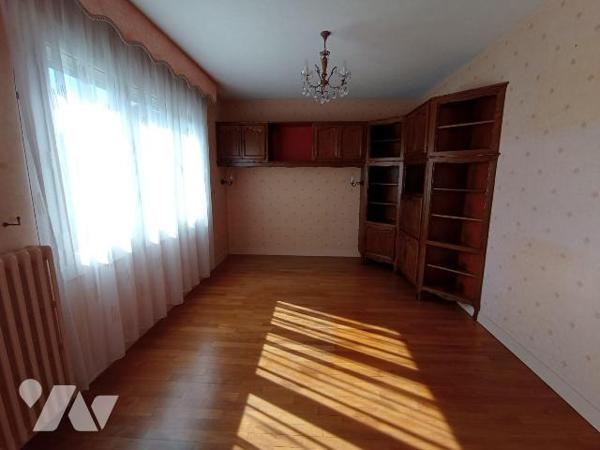 A SAINT GEORGES DES GROSEILLERS, Une maison d'habitation de trois pièces principales comprenant...