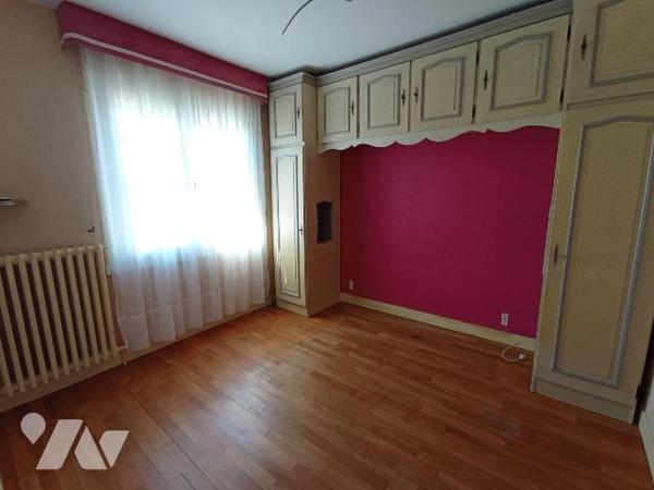 A SAINT GEORGES DES GROSEILLERS, Une maison d'habitation de trois pièces principales comprenant...