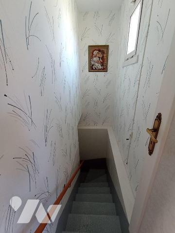 A SAINT GEORGES DES GROSEILLERS, Une maison d'habitation de trois pièces principales comprenant...