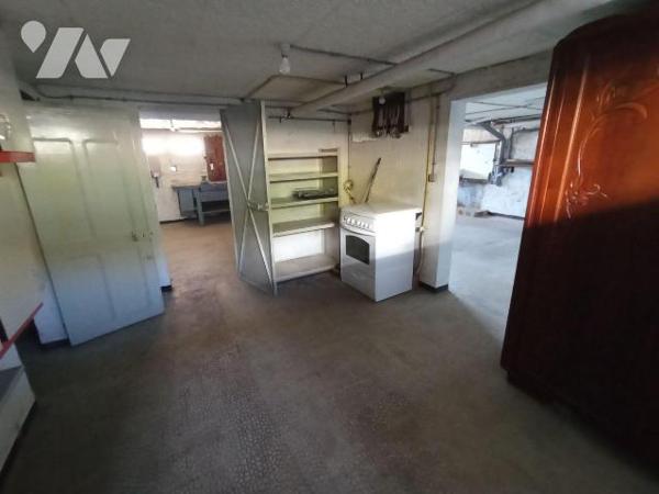 A SAINT GEORGES DES GROSEILLERS, Une maison d'habitation de trois pièces principales comprenant...