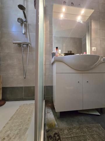 Orange (84100) APPARTEMENT TYPE 4 de 100m2 VENDU LOUE AVEC PLACES DE PARKING ET JARDIN