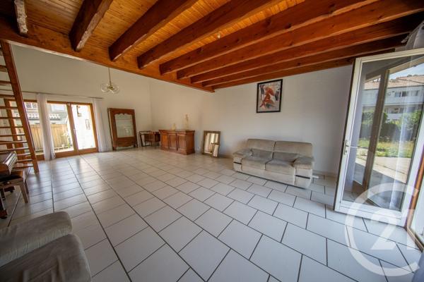 Maison à vendre  5 pièces - 141 m 2   LE TAILLAN MEDOC  - 33