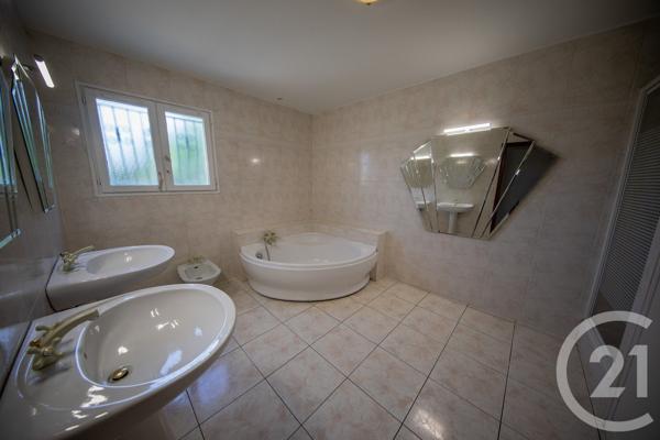 Maison à vendre  5 pièces - 141 m 2   LE TAILLAN MEDOC  - 33
