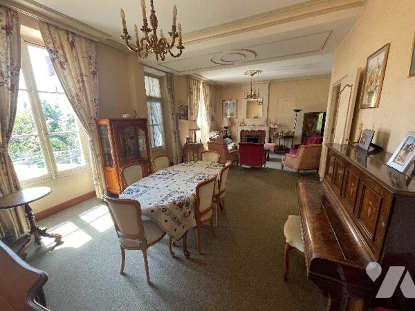 Découvrez cette élégante maison de ville à BLOIS, alliant charme de l'ancien, confort et proximité.