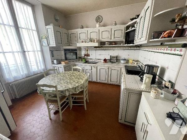 Découvrez cette élégante maison de ville à BLOIS, alliant charme de l'ancien, confort et proximité.