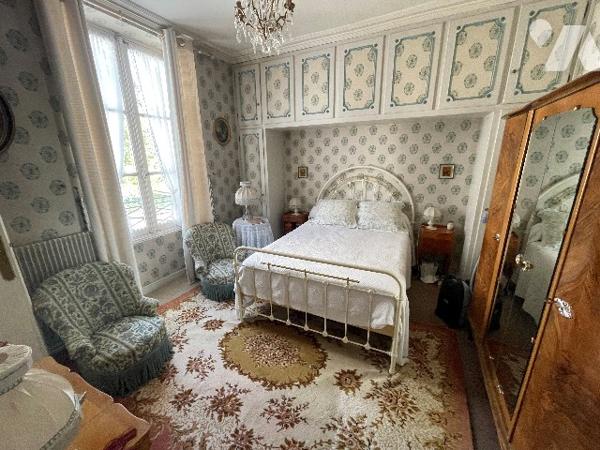 Découvrez cette élégante maison de ville à BLOIS, alliant charme de l'ancien, confort et proximité.