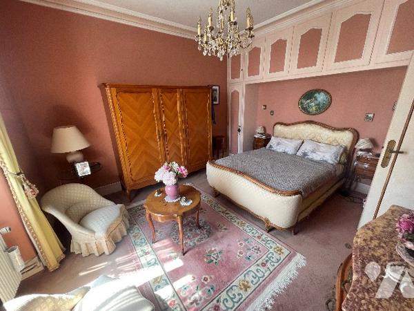 Découvrez cette élégante maison de ville à BLOIS, alliant charme de l'ancien, confort et proximité.