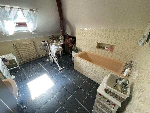 Découvrez cette élégante maison de ville à BLOIS, alliant charme de l'ancien, confort et proximité.