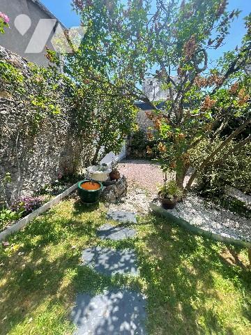 Découvrez cette élégante maison de ville à BLOIS, alliant charme de l'ancien, confort et proximité.