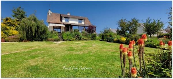 Pavillon sur sous-sol de 200 M², 6 chambres, 3 garages, terrain de 1500 m²