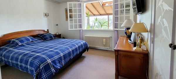 Pavillon sur sous-sol de 200 M², 6 chambres, 3 garages, terrain de 1500 m²