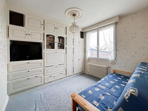 Pavillon sur sous-sol de 200 M², 6 chambres, 3 garages, terrain de 1500 m²