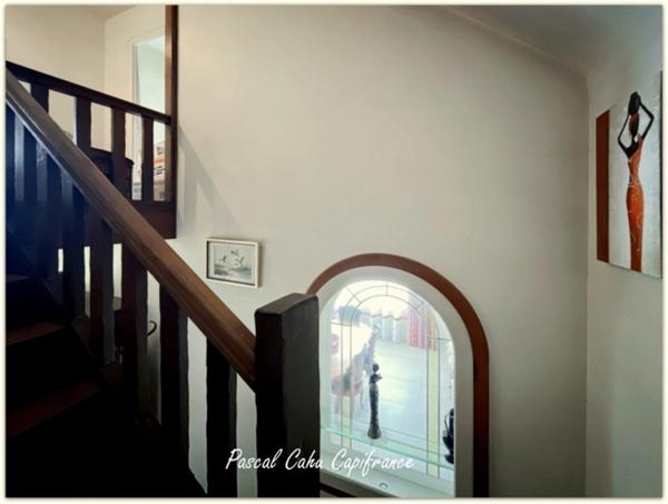 Pavillon sur sous-sol de 200 M², 6 chambres, 3 garages, terrain de 1500 m²