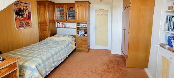 Pavillon sur sous-sol de 200 M², 6 chambres, 3 garages, terrain de 1500 m²