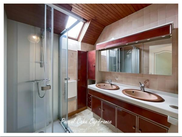 Pavillon sur sous-sol de 200 M², 6 chambres, 3 garages, terrain de 1500 m²