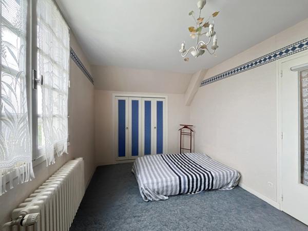 Pavillon sur sous-sol de 200 M², 6 chambres, 3 garages, terrain de 1500 m²