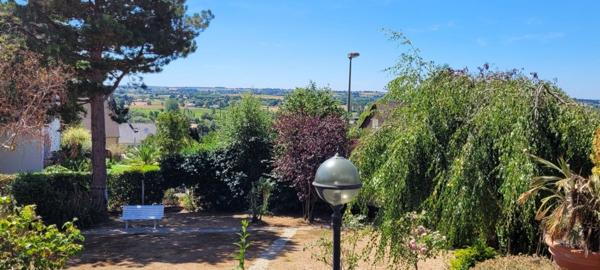 Pavillon sur sous-sol de 200 M², 6 chambres, 3 garages, terrain de 1500 m²