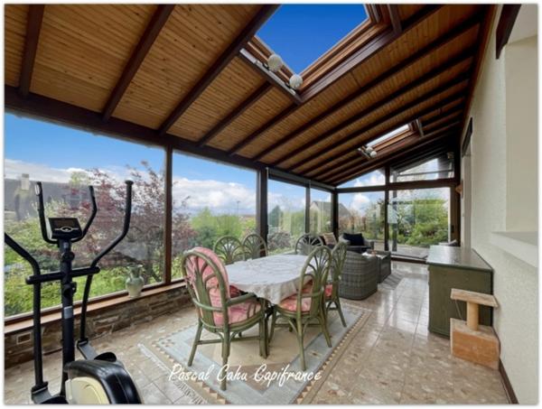 Pavillon sur sous-sol de 200 M², 6 chambres, 3 garages, terrain de 1500 m²