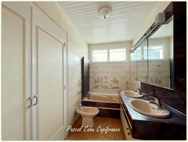 Pavillon sur sous-sol de 200 M², 6 chambres, 3 garages, terrain de 1500 m²