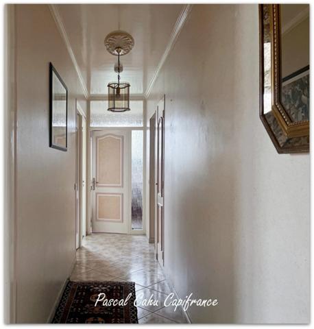 Pavillon sur sous-sol de 200 M², 6 chambres, 3 garages, terrain de 1500 m²