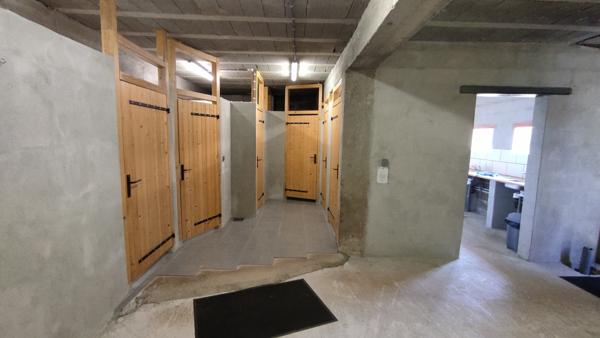 SOUS COMPROMIS - Couleuvre – Petit CAMPING à thème avec maison et granges sur 3 ha 77 Couleuvre (03320)