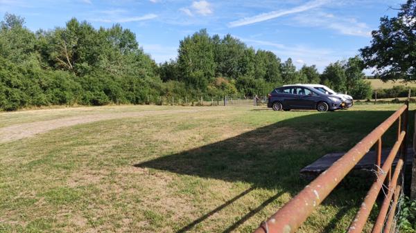 SOUS COMPROMIS - Couleuvre – Petit CAMPING à thème avec maison et granges sur 3 ha 77 Couleuvre (03320)