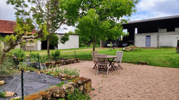 SOUS COMPROMIS - Couleuvre – Petit CAMPING à thème avec maison et granges sur 3 ha 77 Couleuvre (03320)