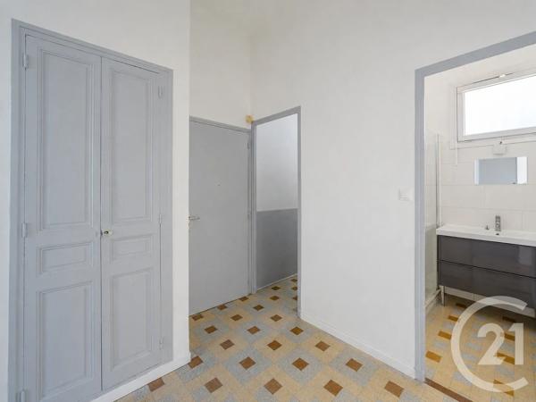 Immeuble à vendre  300 m 2   TOULON  - 83