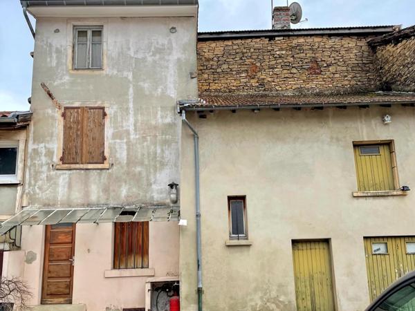 Maison de ville à rénover avec terrasse, dépendance et jardin – Saint-Alban-de-Roche