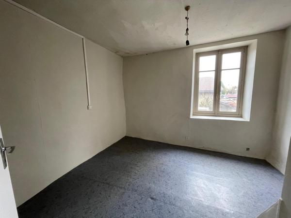 Maison de ville à rénover avec terrasse, dépendance et jardin – Saint-Alban-de-Roche