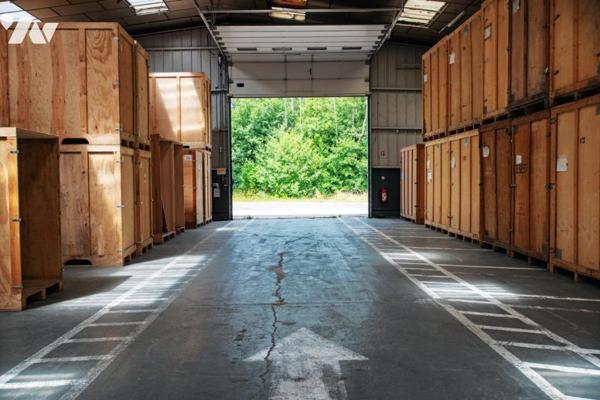 Bâtiment de stockage et bureaux à AUXERRE (250 m2 de bureaux, 615 m2 de stockage)