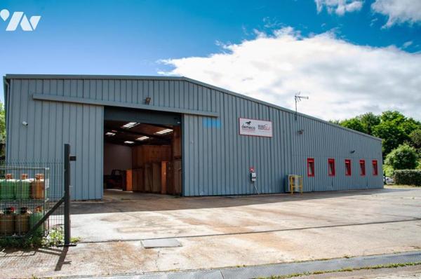 Bâtiment de stockage et bureaux à AUXERRE (250 m2 de bureaux, 615 m2 de stockage)