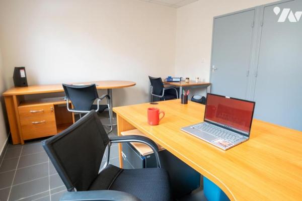 Bâtiment de stockage et bureaux à AUXERRE (250 m2 de bureaux, 615 m2 de stockage)