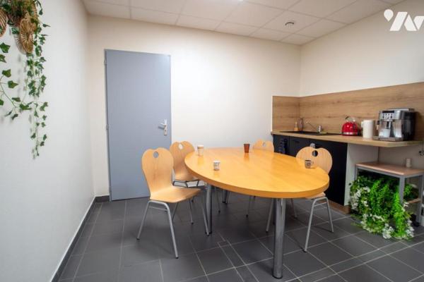 Bâtiment de stockage et bureaux à AUXERRE (250 m2 de bureaux, 615 m2 de stockage)