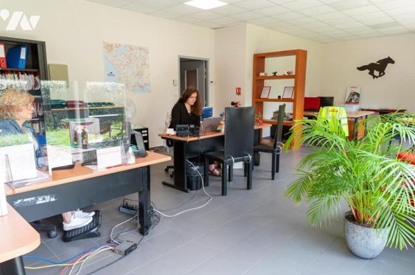 Bâtiment de stockage et bureaux à AUXERRE (250 m2 de bureaux, 615 m2 de stockage)