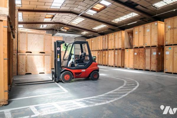Bâtiment de stockage et bureaux à AUXERRE (250 m2 de bureaux, 615 m2 de stockage)
