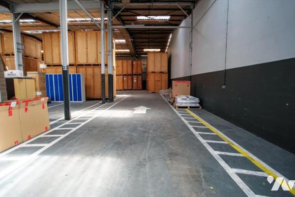 Bâtiment de stockage et bureaux à AUXERRE (250 m2 de bureaux, 615 m2 de stockage)