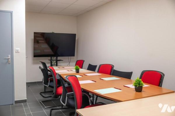 Bâtiment de stockage et bureaux à AUXERRE (250 m2 de bureaux, 615 m2 de stockage)