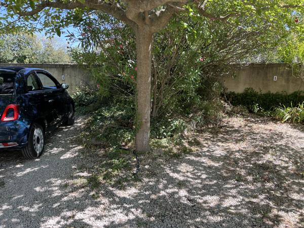Villeneuve-lès-Avignon (30400) Appartement T3 de 55 m2 + Un jardin d'environ 120 m2 + Deux places de parking