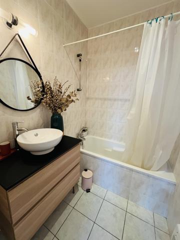 Villeneuve-lès-Avignon (30400) Appartement T3 de 55 m2 + Un jardin d'environ 120 m2 + Deux places de parking