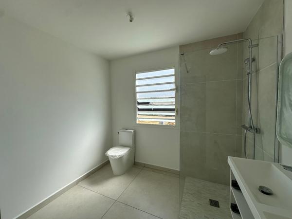 BAISSE DE LOYER !! A LOUER  3 JOLIES VILLAS T4 NEUVES MITOYENNES EN DUPLEX DANS LE SECTEUR RESIDENTIELLE DE MONTEBELLO A PETIT-BOURG