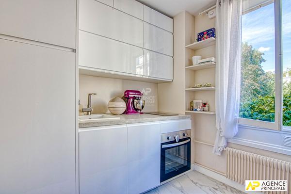 Versailles Avenue de Paris Grand studio 40.31 m² carrez situé au 1er étage avec ascenseur, cave et parking 304 000 € **  - Référence  28940