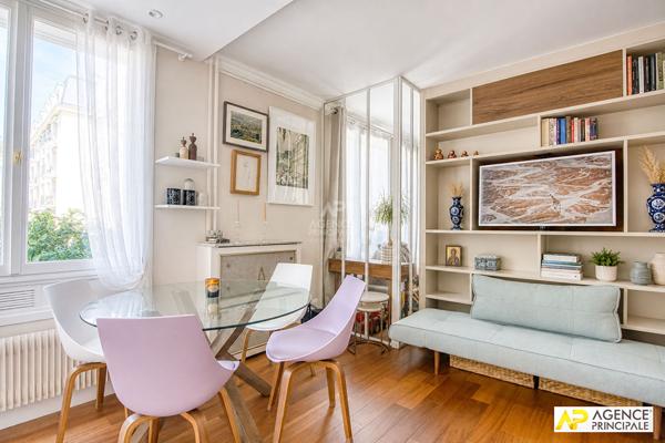 Versailles Avenue de Paris Grand studio 40.31 m² carrez situé au 1er étage avec ascenseur, cave et parking 304 000 € **  - Référence  28940