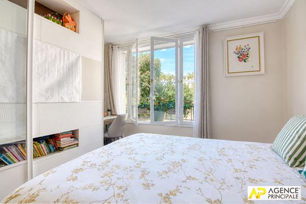 Versailles Avenue de Paris Grand studio 40.31 m² carrez situé au 1er étage avec ascenseur, cave et parking 304 000 € **  - Référence  28940